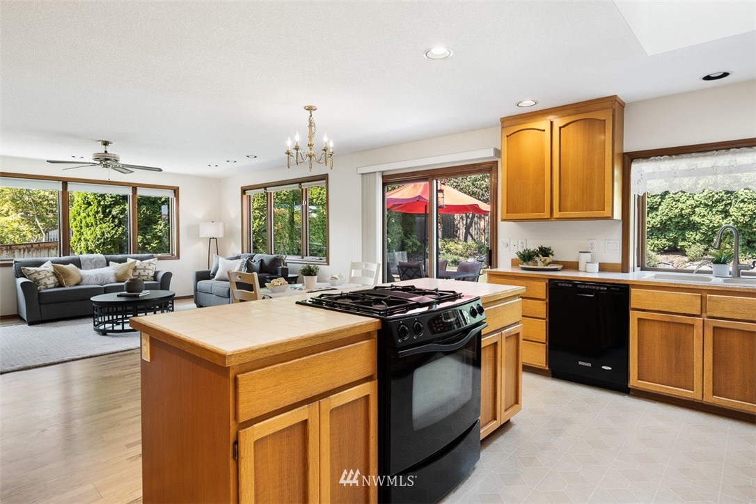 10426 Northeast 198th Street Bothell, WA 98011 - Photo 11 of 28 Gallery Image 11
