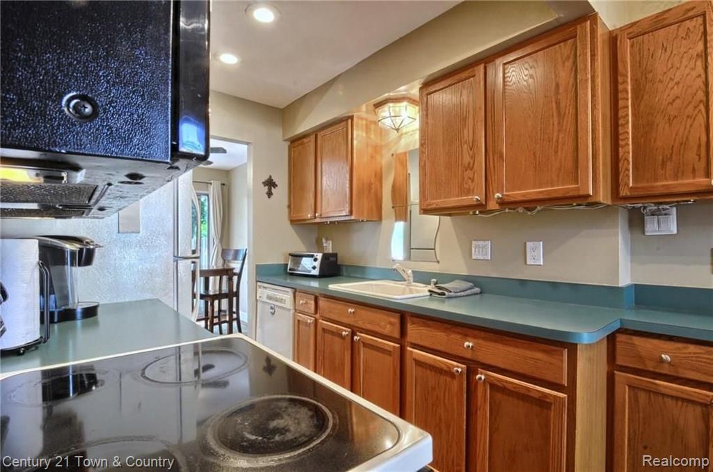 111 Manor Way Rochester, MI 48309 - Photo 8 of 32