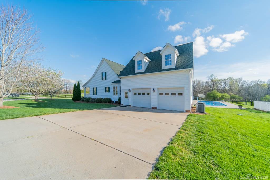 1121 Crossland Road Clover, SC 29710 - Photo 4 of 48