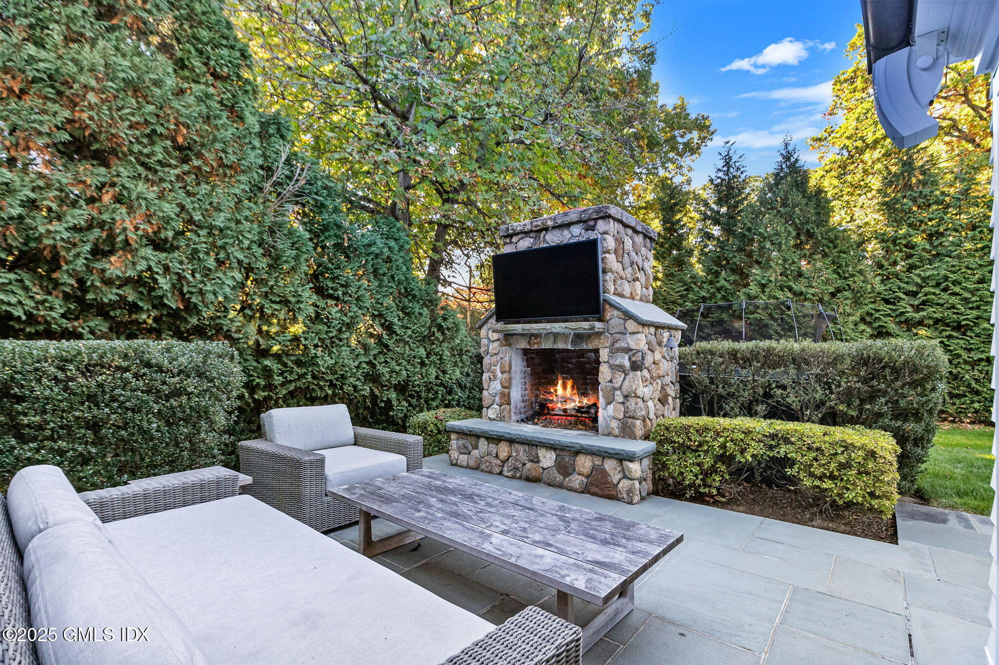 2 Willow Road Riverside, CT 06878 - Photo 4 of 7 4