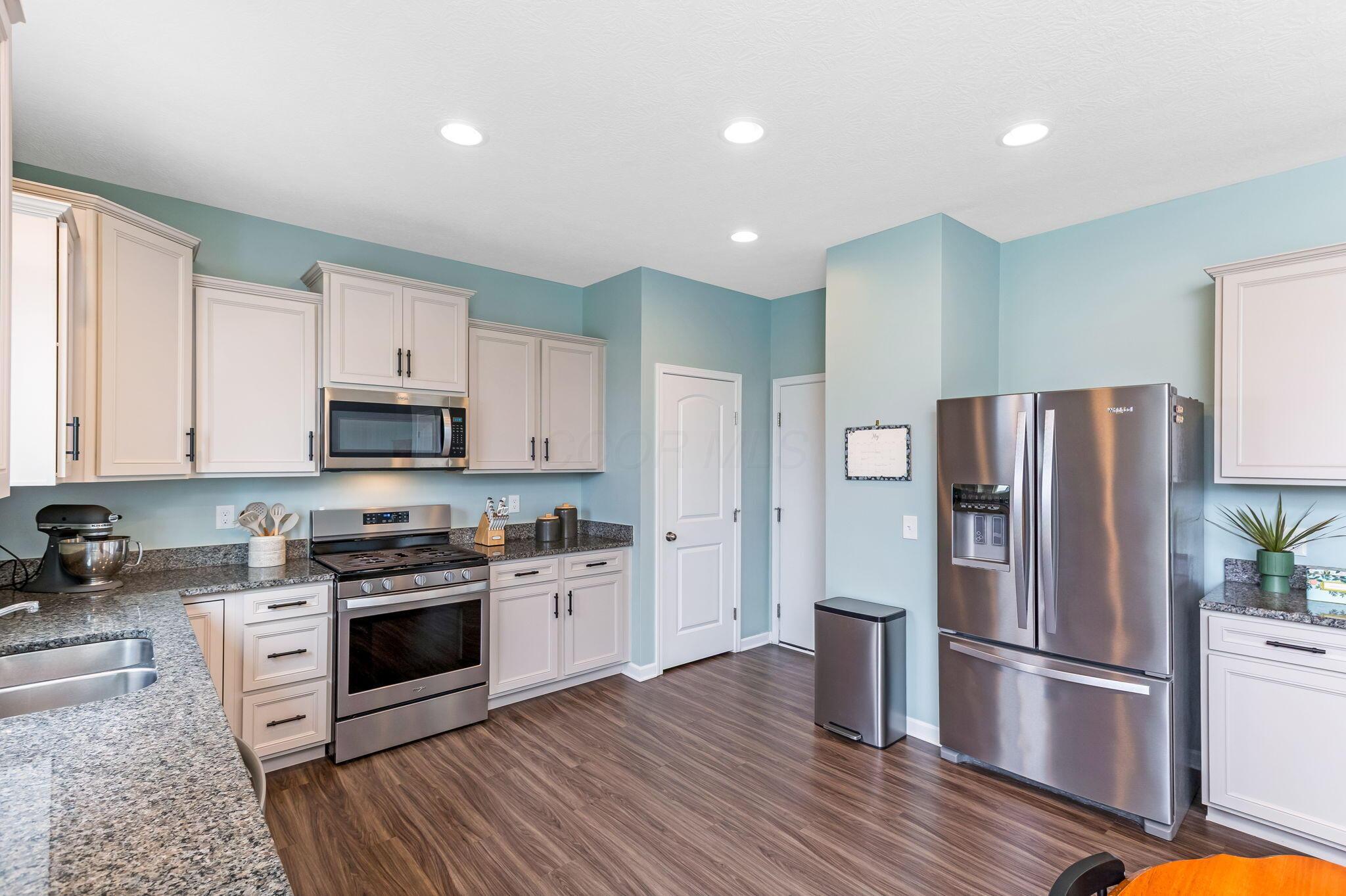 324 Raccoon Avenue Johnstown, OH 43031 - Photo 15 of 41 Granite counters and upgraded appliances