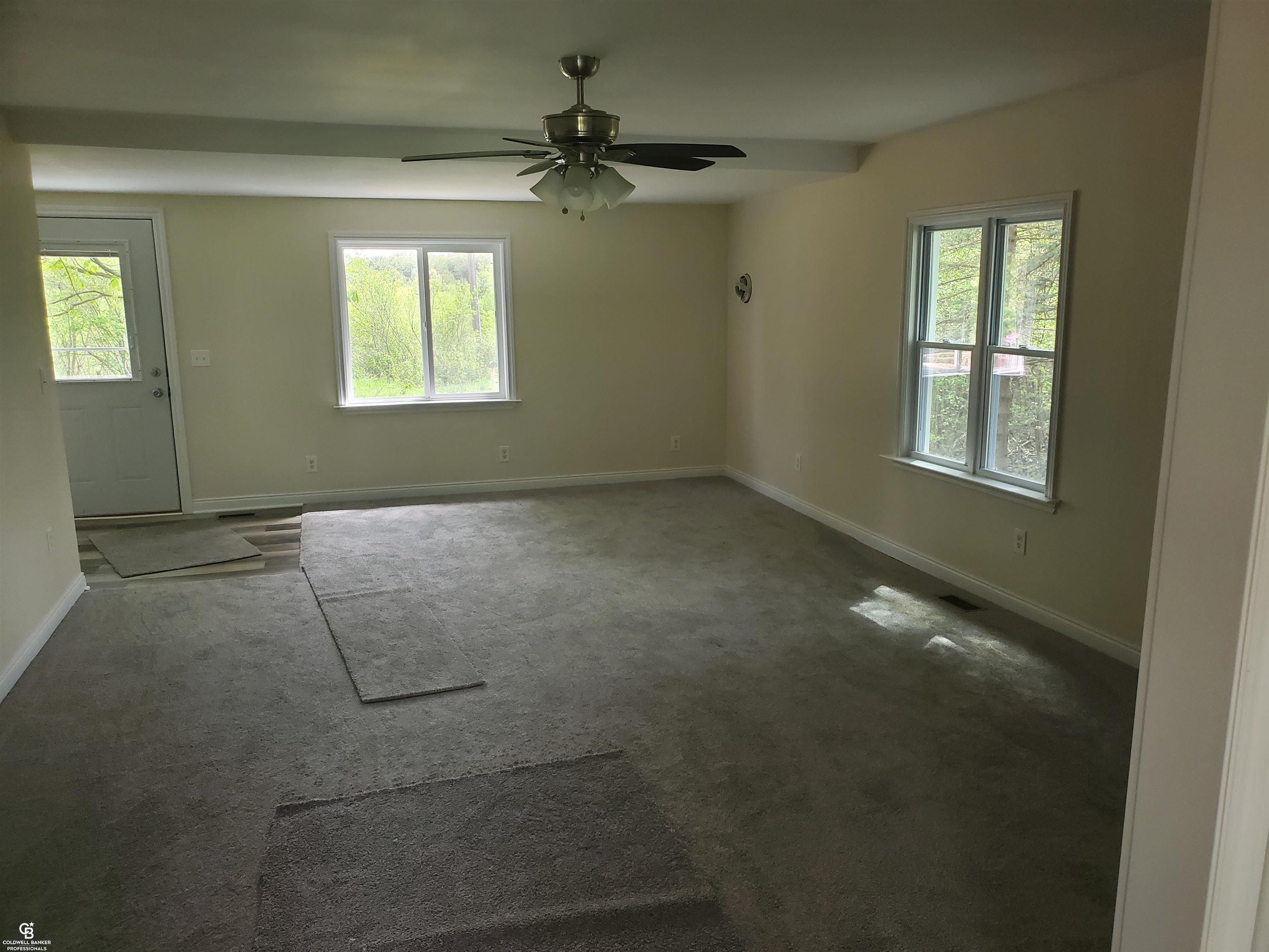 10974 Jeddo Road Yale, MI 48097 - Photo 14 of 23 Living rm
