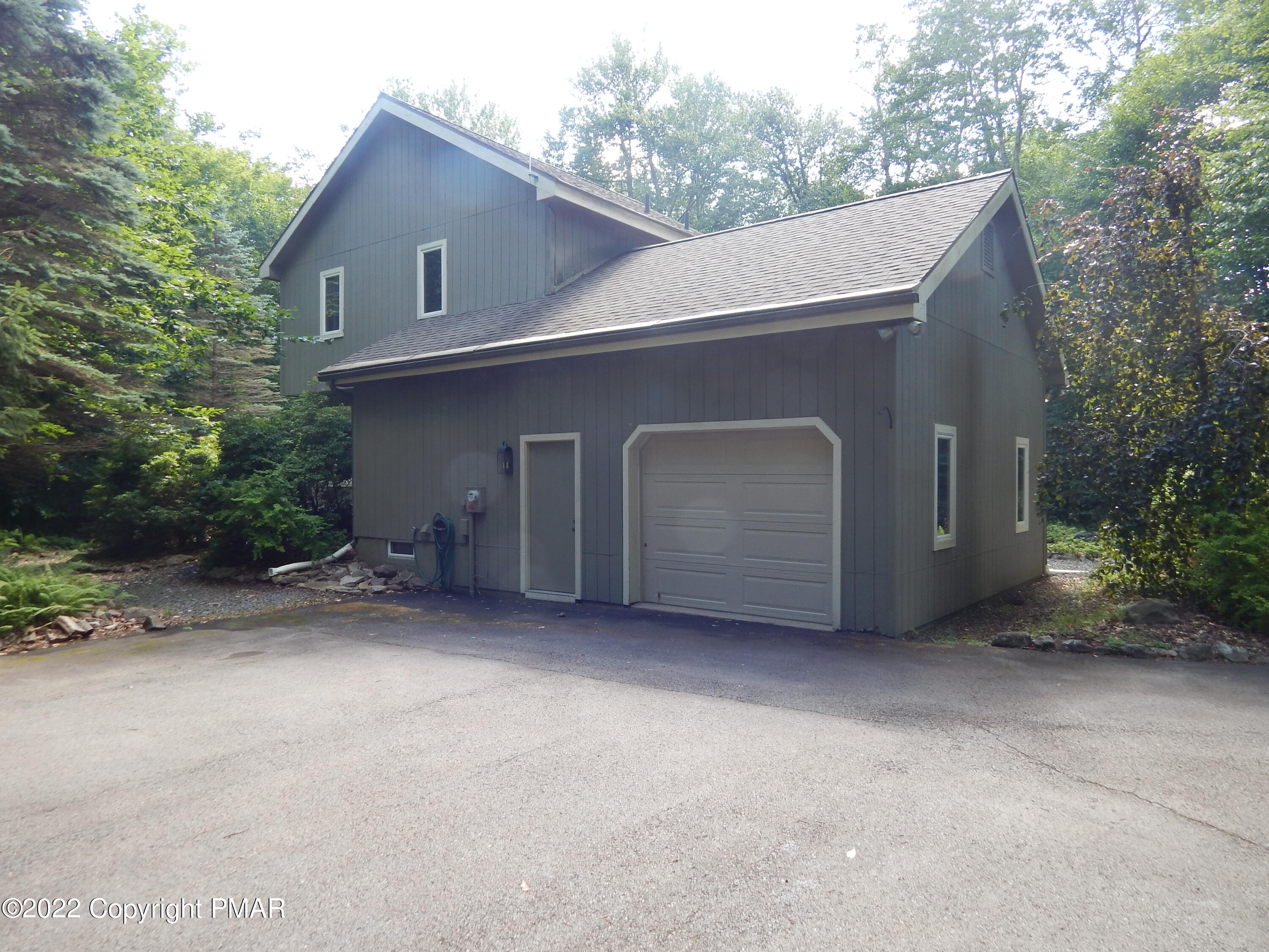 2120 Blue Ox Road Pocono Pines, PA 18350 - Photo 4 of 30 Garage