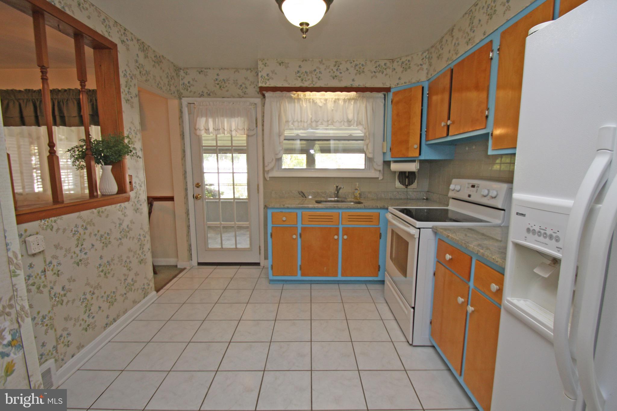 20 Burns Road Claymont, DE 19703 - Photo 15 of 43 Kitchen convenient to the sunroom