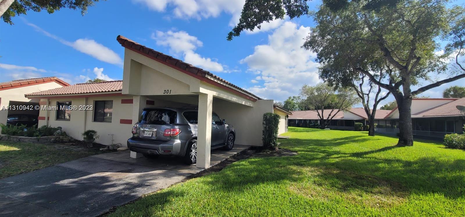 a view of a house with backyard