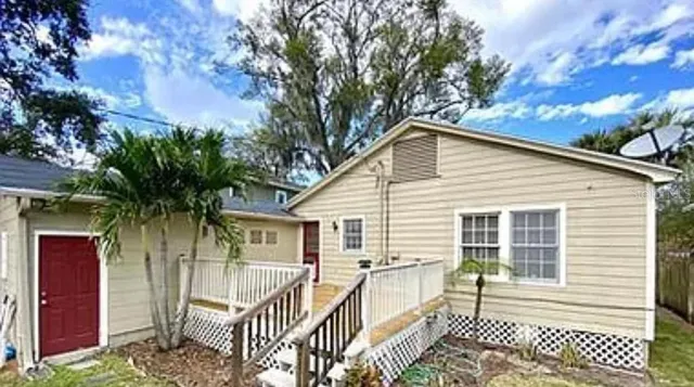 a view of a house with a yard