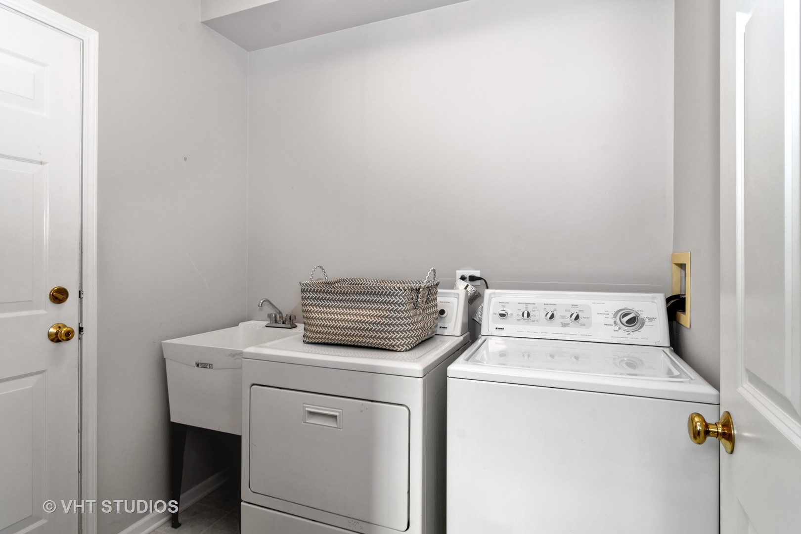 1931 Wagner Road Batavia, IL 60510 - Photo 23 of 27 a utility room with dryer and washer