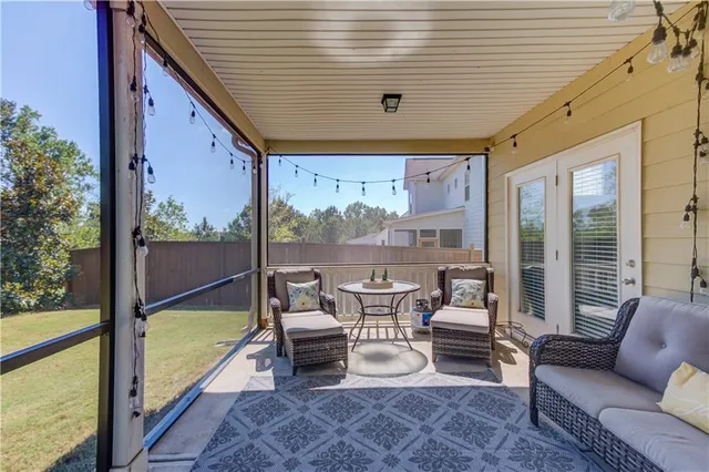 a view of a backyard