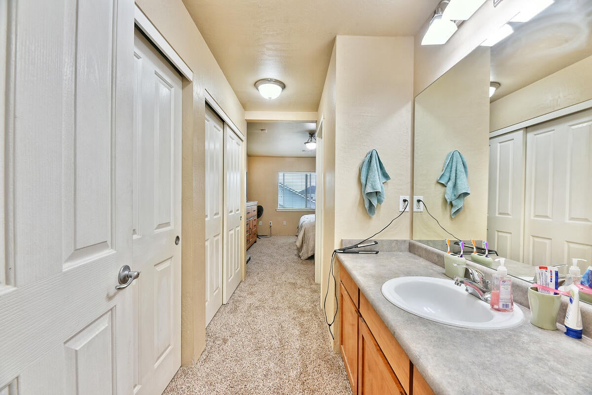 328 Live Oak Loop Central Point, OR 97502 - Photo 12 of 18 Entry to Suite #1 is located upstairs on the south side of the home and features dual closets.