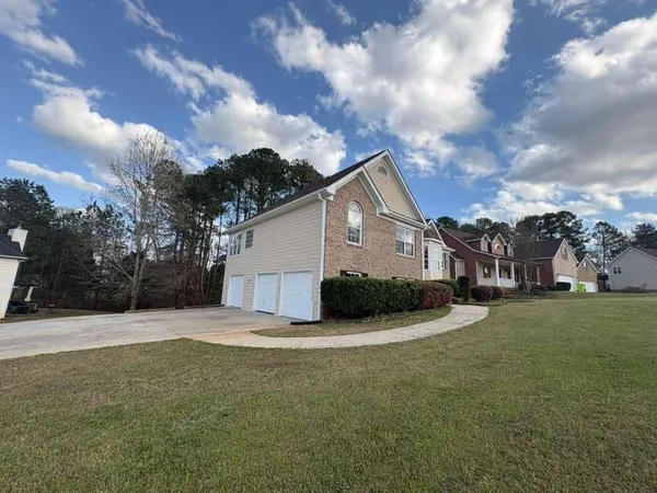 a view of a house with a yard