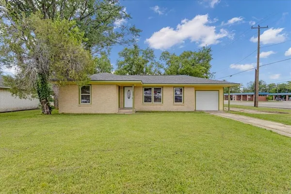 $190,000 | 200 Victory Street, Bonham, TX 75418