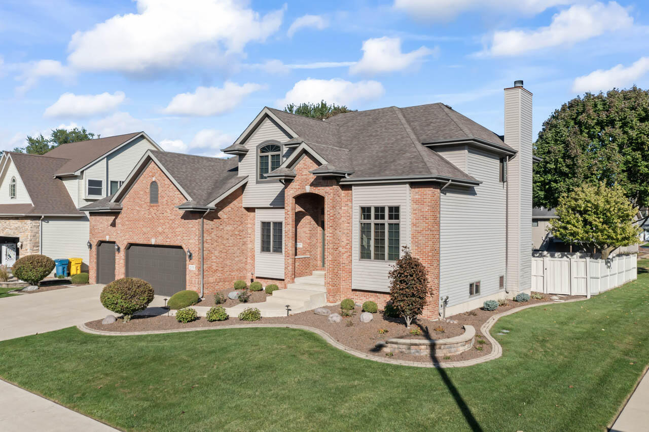 205 North Elgin Street Griffith, IN 46319 - Photo 2 of 43 a view of a house with backyard sitting area and garden
