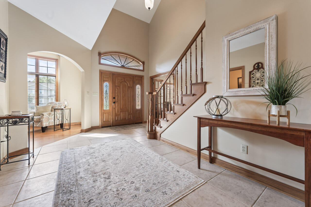 205 North Elgin Street Griffith, IN 46319 - Photo 6 of 43 a view of an entryway with wooden floor and a livingroom view