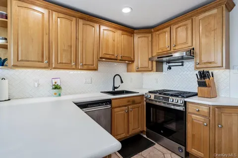 $1,199,999 | 159 Driftwood Drive, West Islip, NY 11795