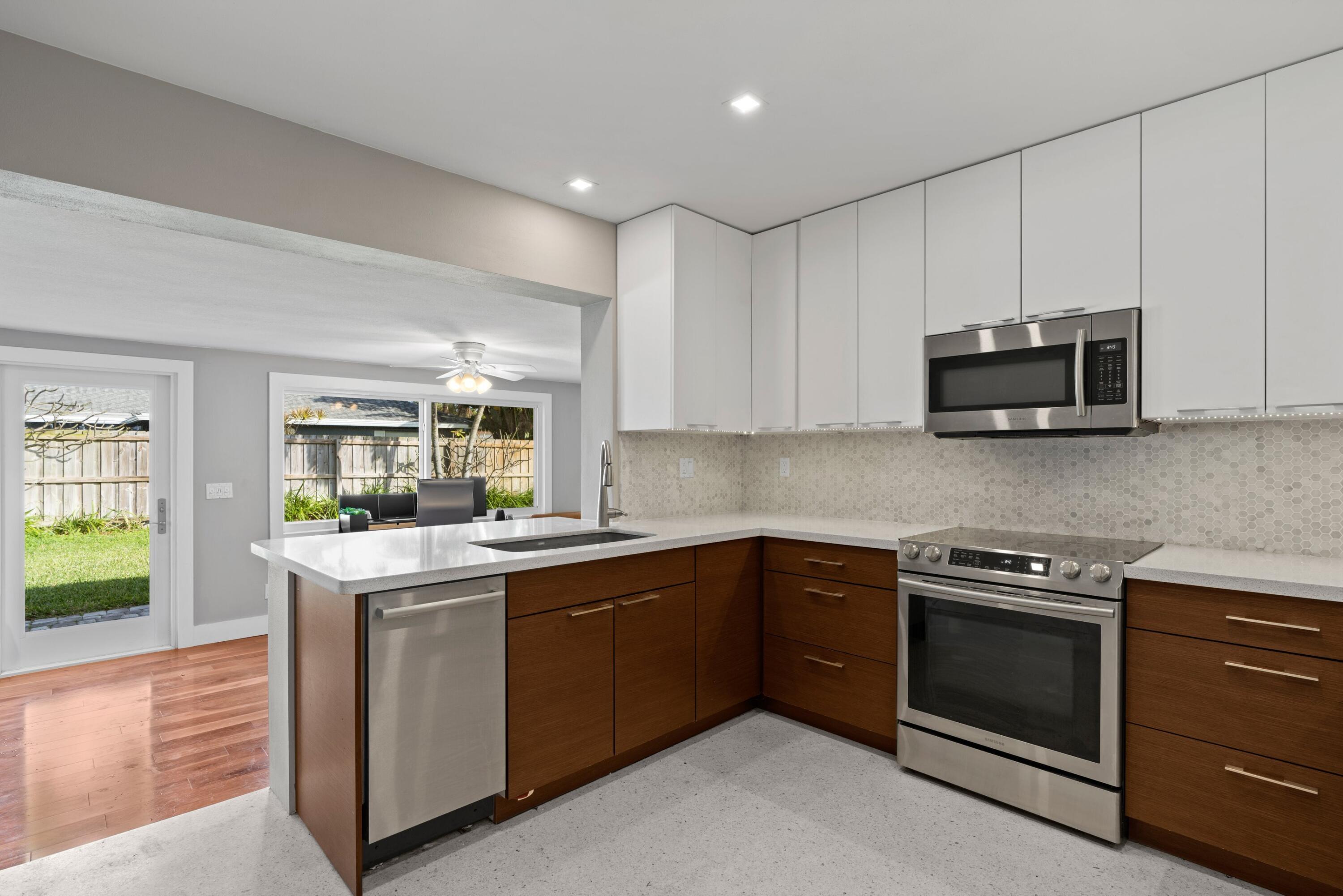 2240 Northeast 2nd Avenue Boca Raton, FL 33431 - Photo 6 of 30 Kitchen Bar