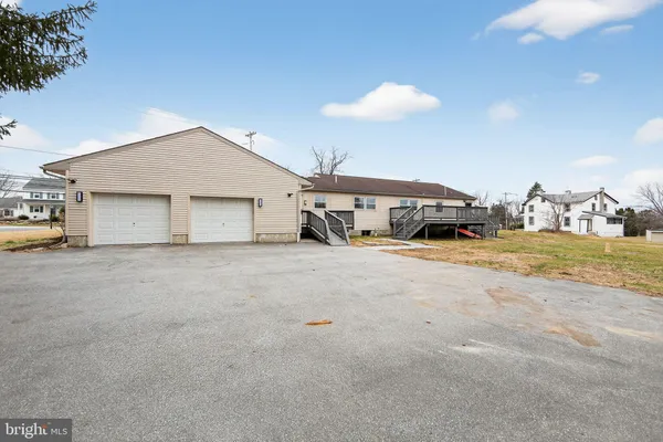 a view of an house with backyard and parking