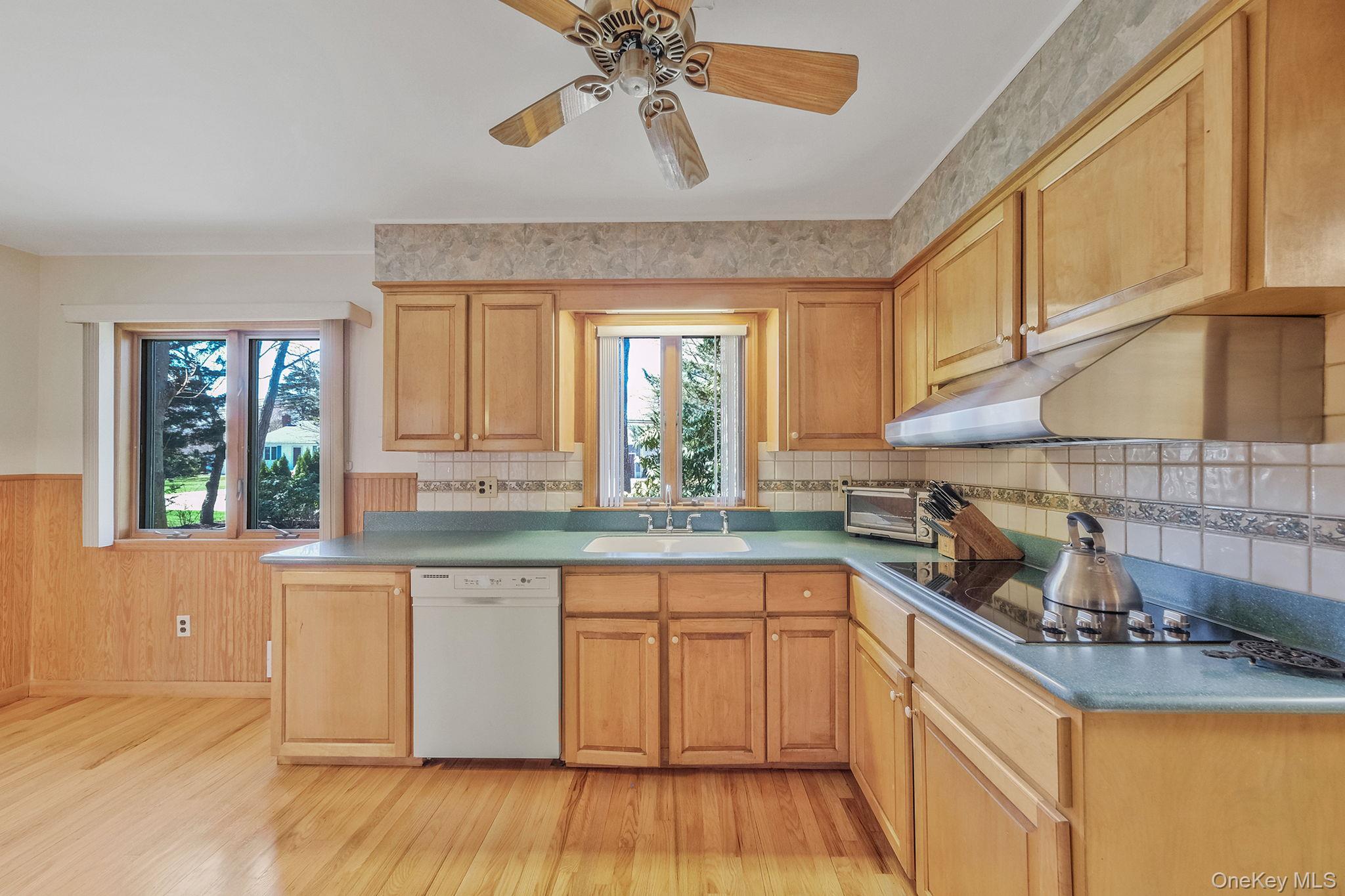 223 Connetquot Road Bayport, NY 11705 - Photo 15 of 28