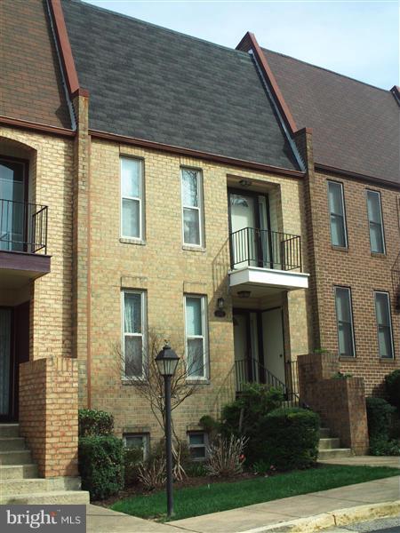 1737 Cy Court Vienna, VA 22182 - Photo 2 of 18 Exterior (Front)