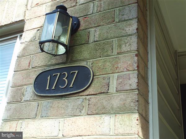 1737 Cy Court Vienna, VA 22182 - Photo 3 of 18 Exterior (Front)