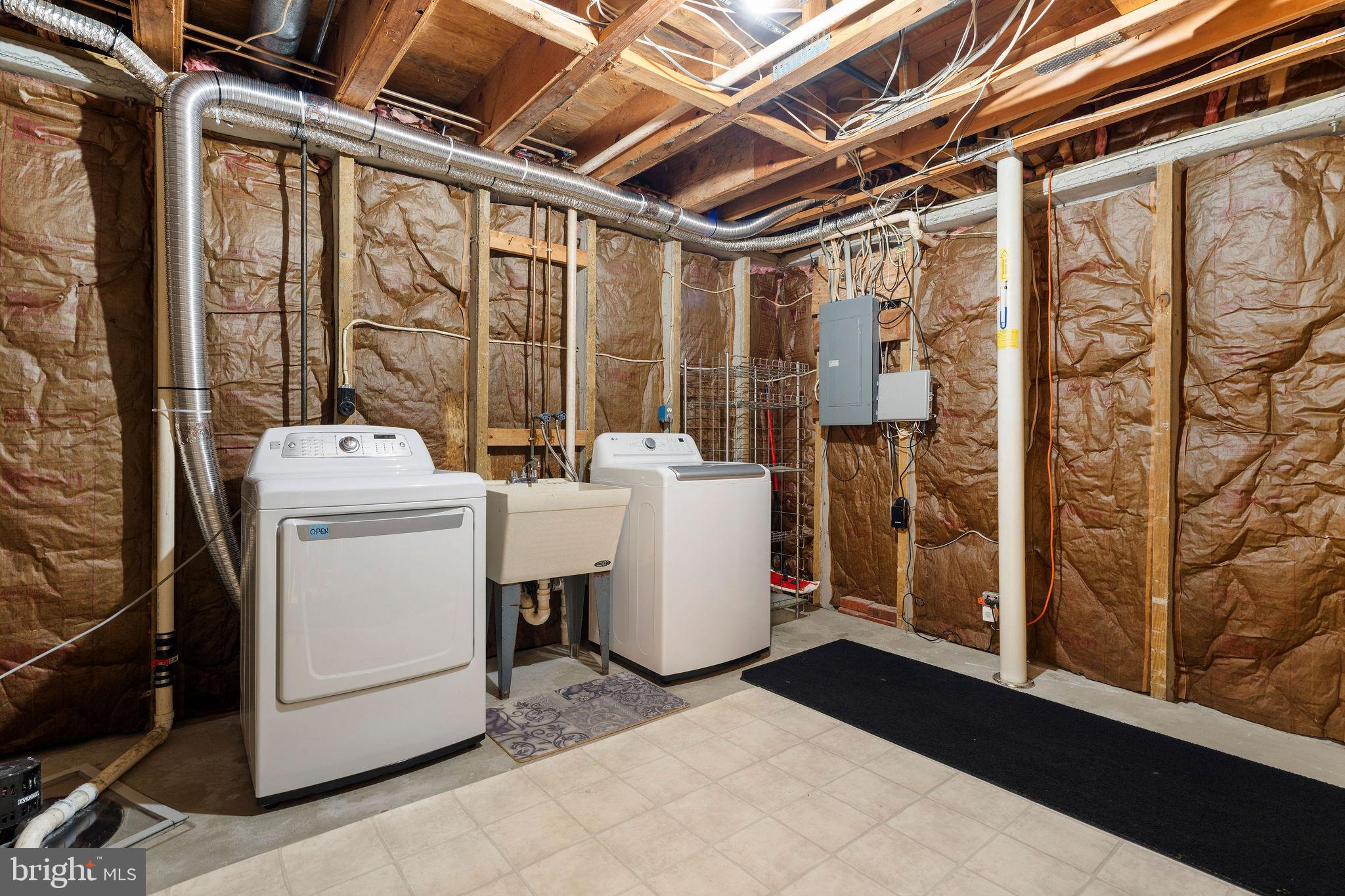 9301 Bellbeck Road Baltimore, MD 21234 - Photo 28 of 35 a utility room with dryer and washer