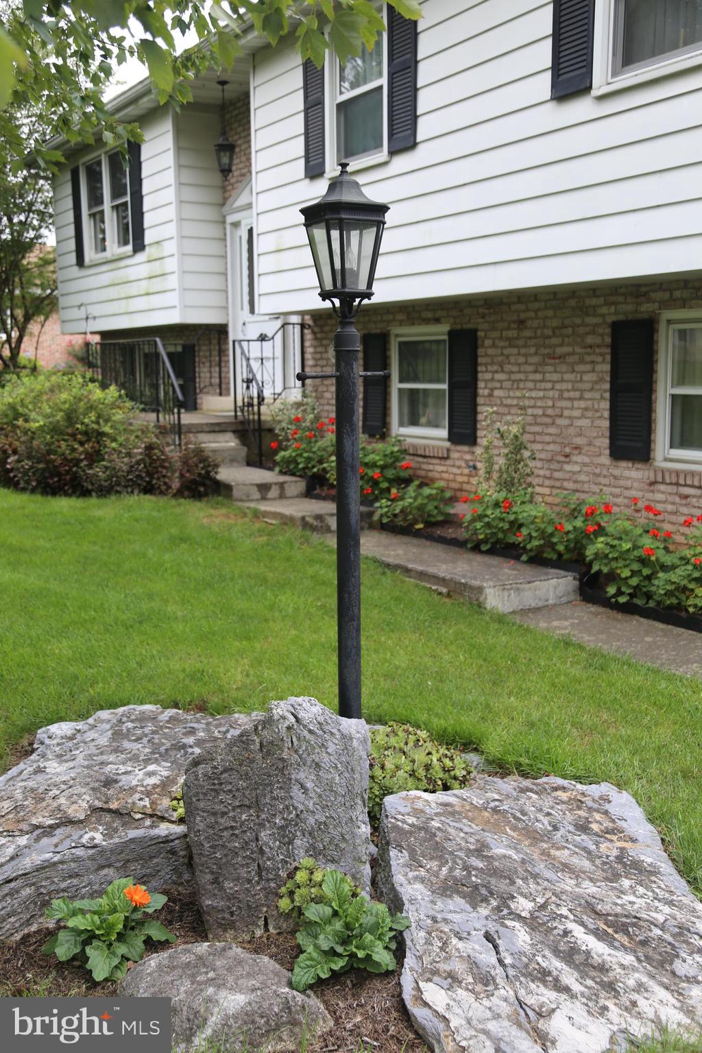 677 Lititz Road Manheim, PA 17545 - Photo 23 of 28 Light Post