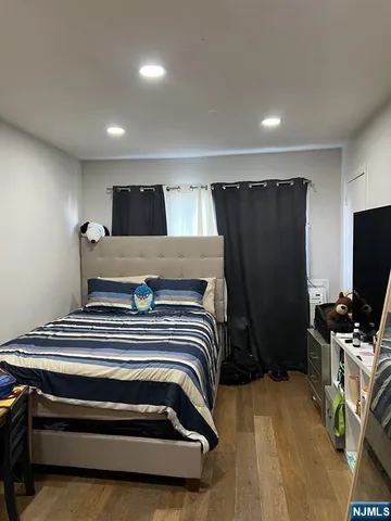 a view of livingroom with furniture