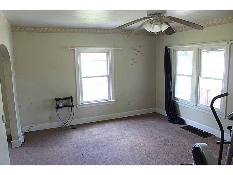 1605 Poplar Street McKees Rocks, PA 15136 - Photo 2 of 7 Living Room.