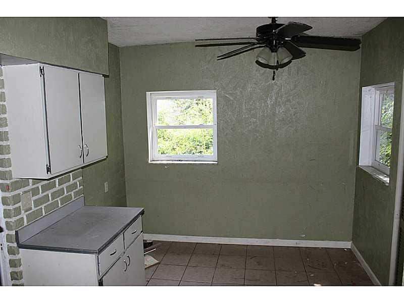 1605 Poplar Street McKees Rocks, PA 15136 - Photo 4 of 7 Kitchen.