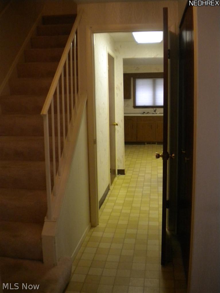 6474 State Road, Unit I18 Parma, OH 44134 - Photo 3 of 25 Foyer.