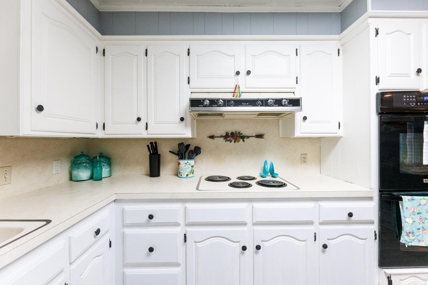 705 Grace Street Brownfield, TX 79316 - Photo 19 of 43 a kitchen with white cabinets and appliances