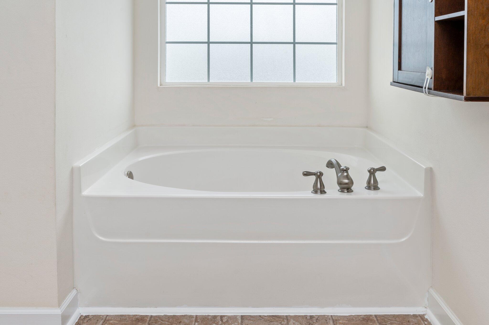 4635 Hermosa Road Crestview, FL 32539 - Photo 37 of 49 a bathroom with bathtub