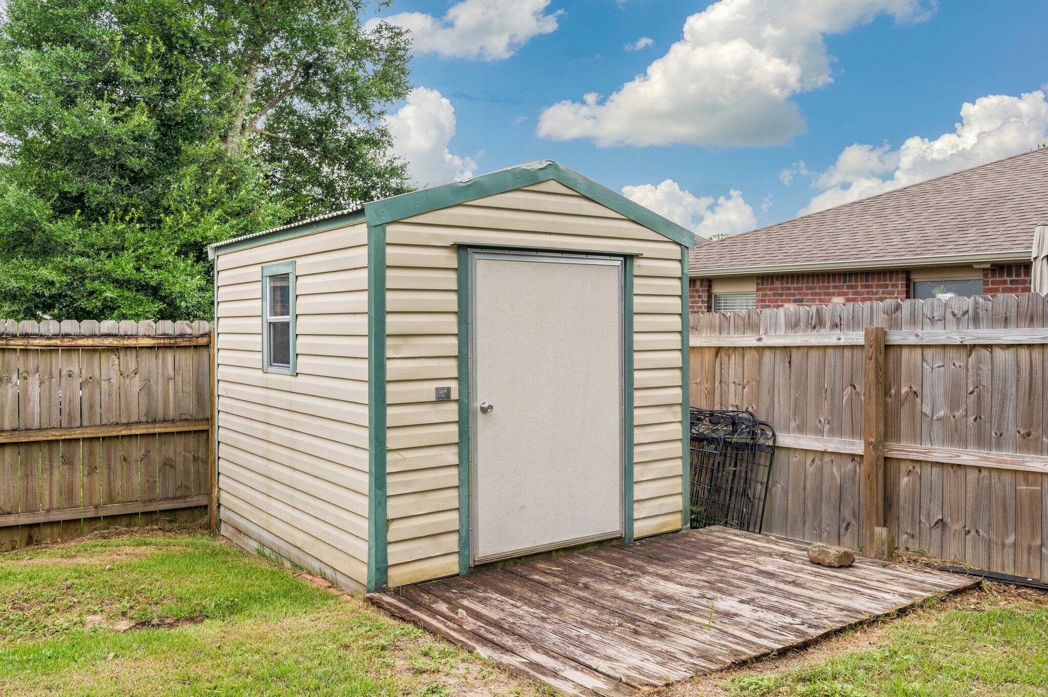 4635 Hermosa Road Crestview, FL 32539 - Photo 42 of 49 a backyard of a house