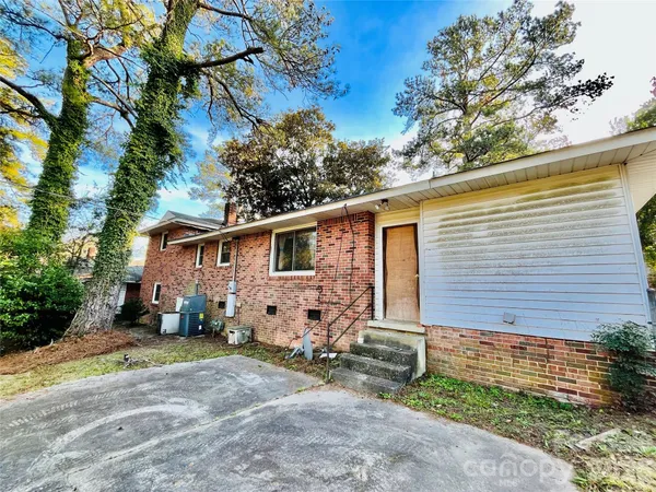a view of a back yard of the house