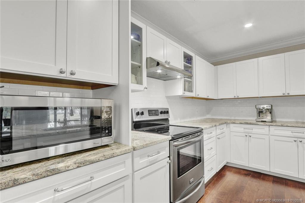 3060 Southeast Darien Road Port St. Lucie, FL 34952 - Photo 10 of 52 a kitchen with cabinets and appliances