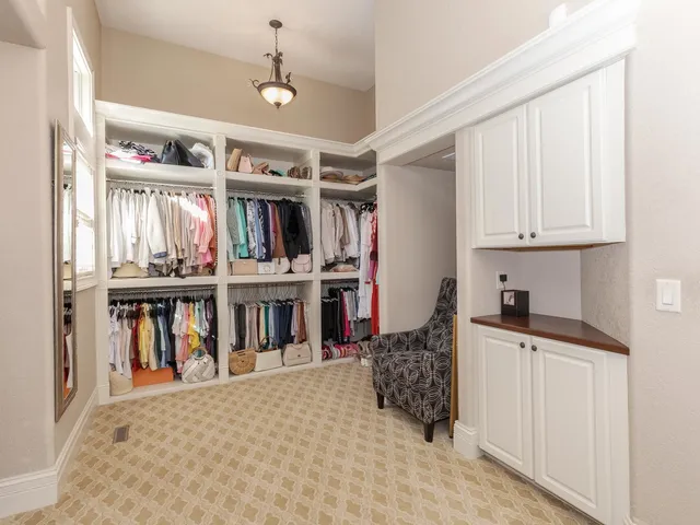 $1,090,000 | 47 Stonebrook Court, Bloomington, IL 61704