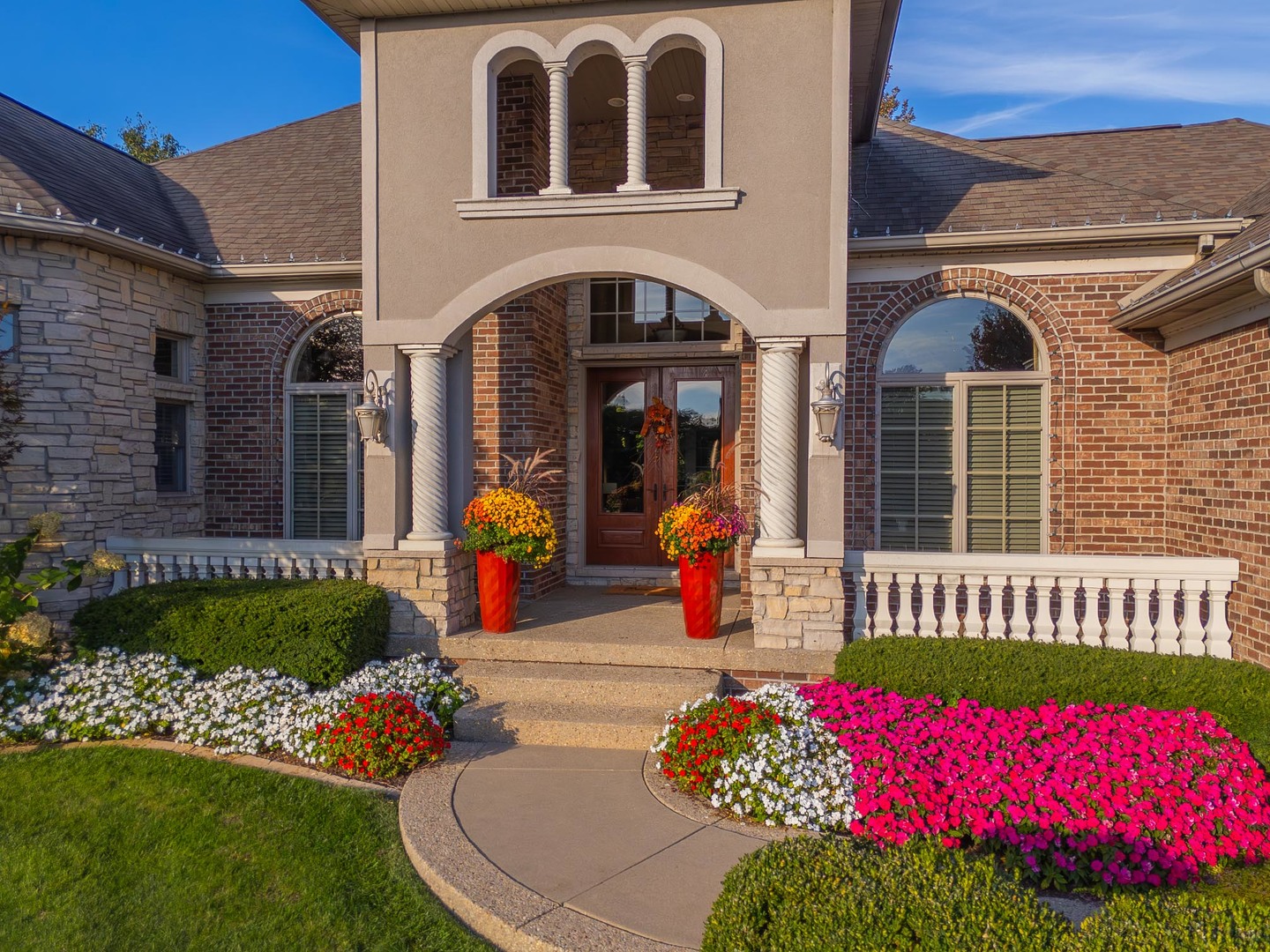 47 Stonebrook Court Bloomington, IL 61704 - Photo 70 of 73 a front view of a house with a yard
