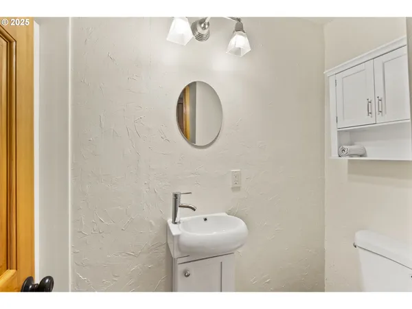 $379,000 | 1875 West 15th Avenue, Eugene, OR 97402