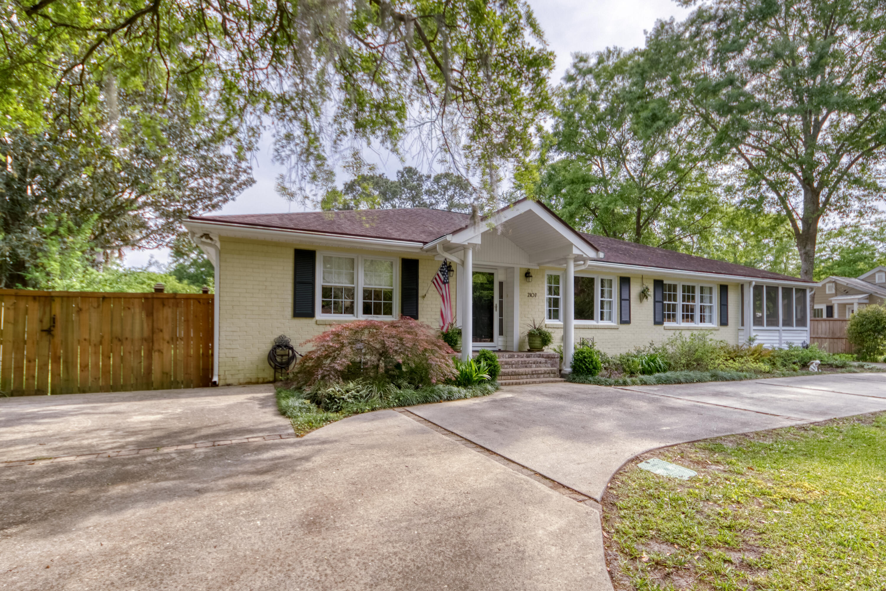 2107 Wappoo Hall Road Charleston, SC 29412 - Photo 2 of 42 2107WappooHall (4 of 63)