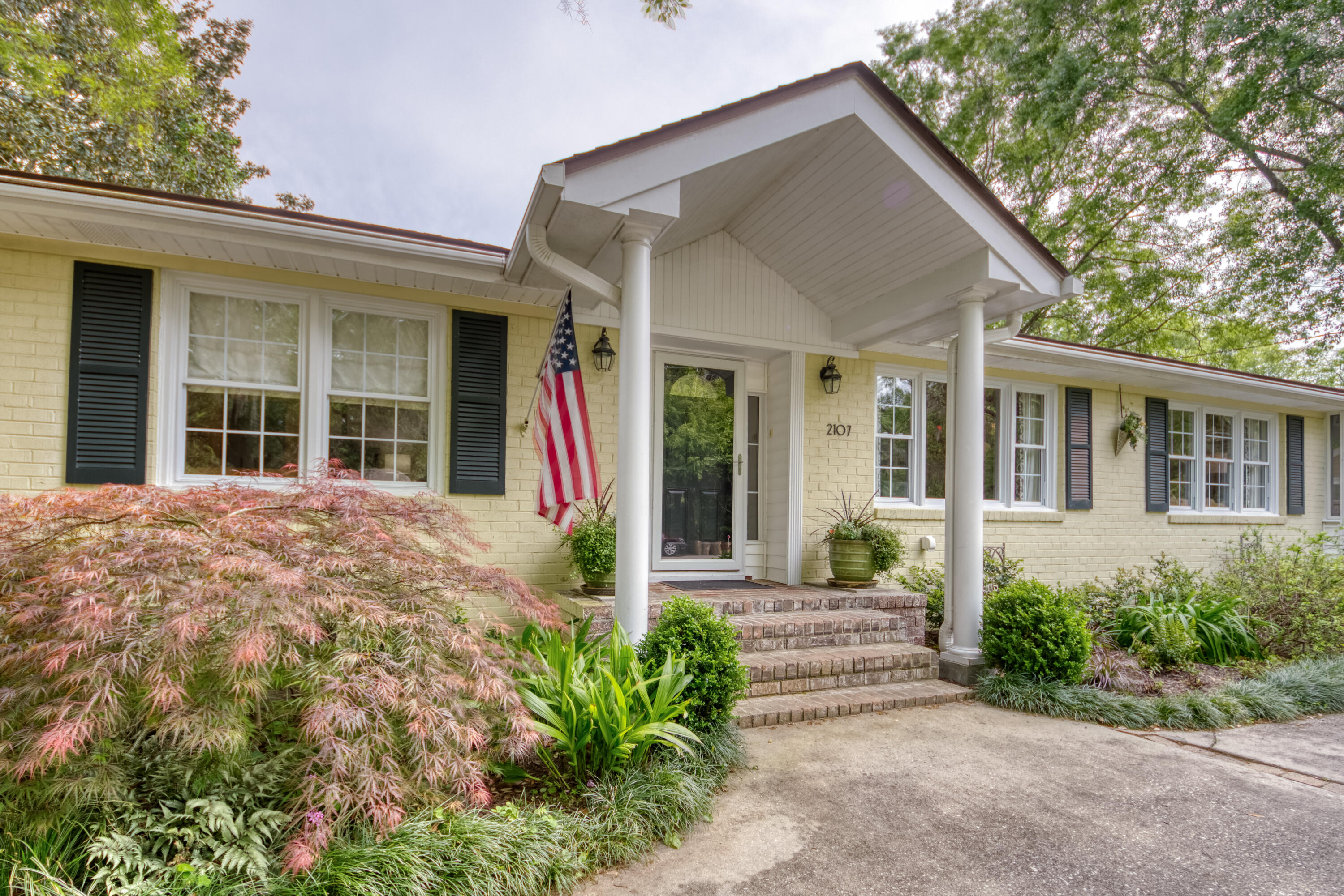 2107 Wappoo Hall Road Charleston, SC 29412 - Photo 4 of 42 2107WappooHall (6 of 63)