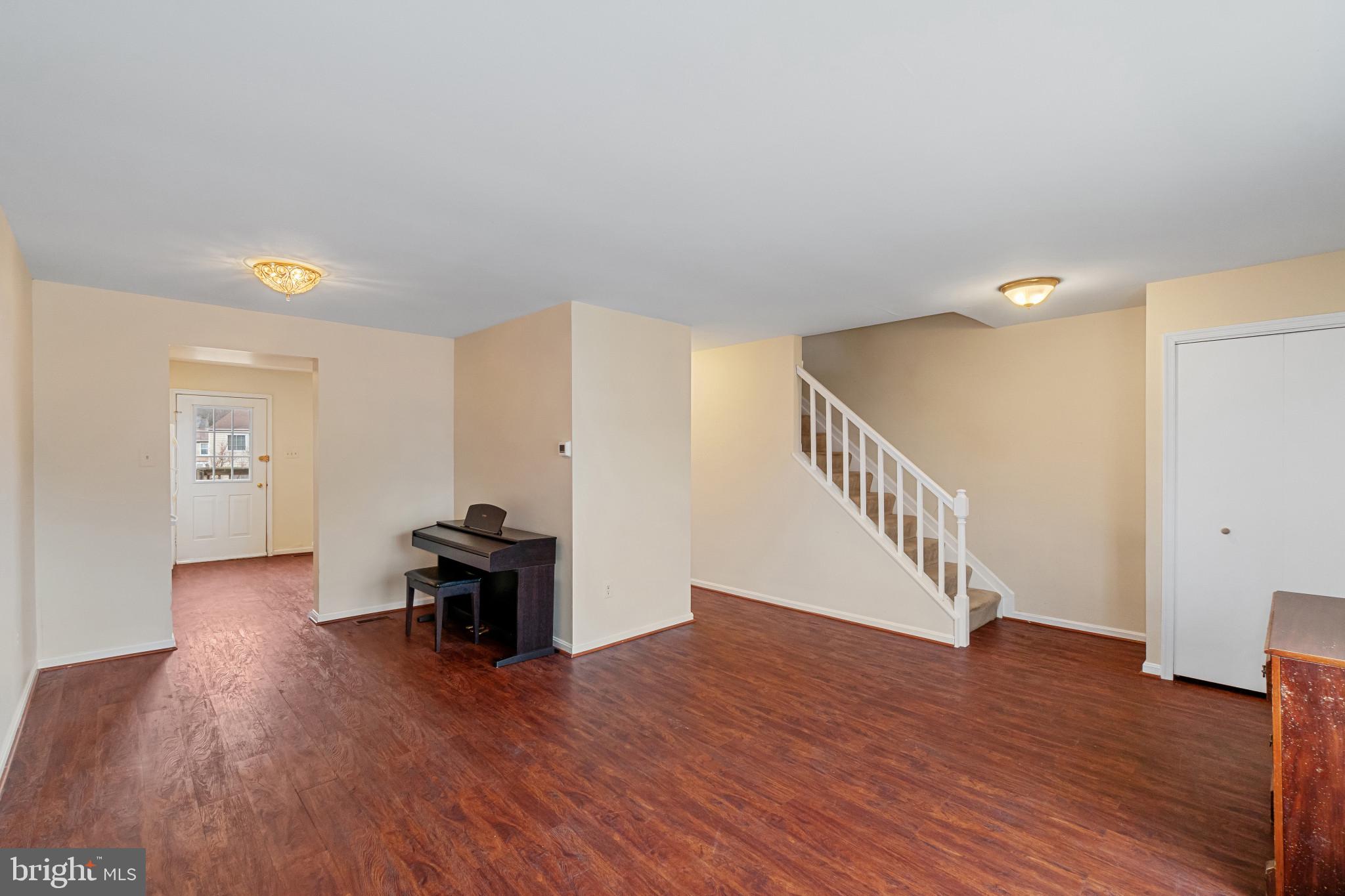 41 Chesthill Court Baltimore, MD 21236 - Photo 4 of 30 Living room