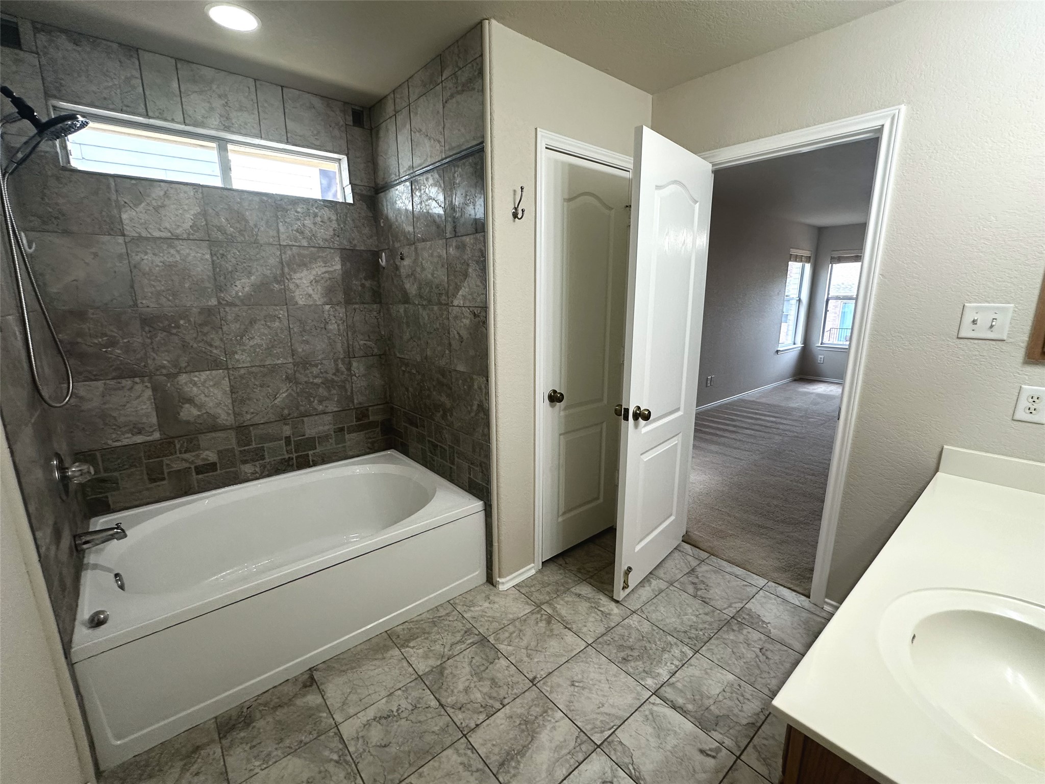 6741 Wayman Ridge San Antonio, TX 78233 - Photo 12 of 23 Primary Bathroom with Bath/Shower Combo and Linen closet