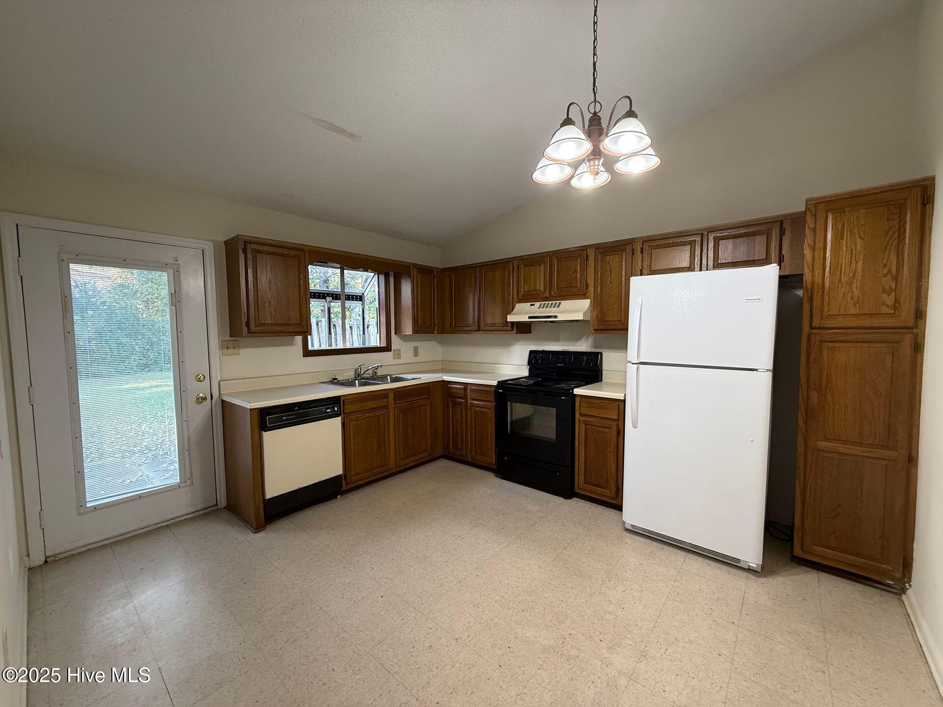 710 Pinewood Drive Jacksonville, NC 28546 - Photo 2 of 10 kitchen