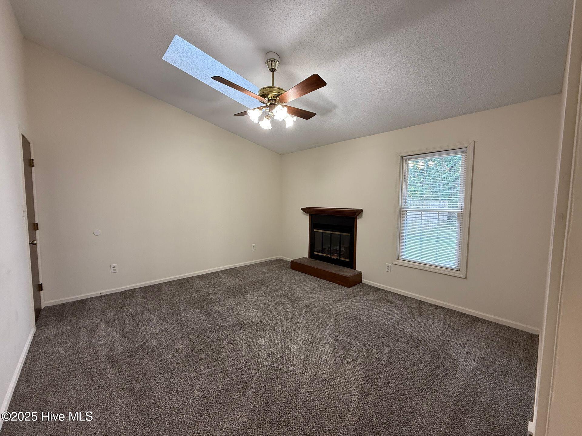 710 Pinewood Drive Jacksonville, NC 28546 - Photo 3 of 10 living room