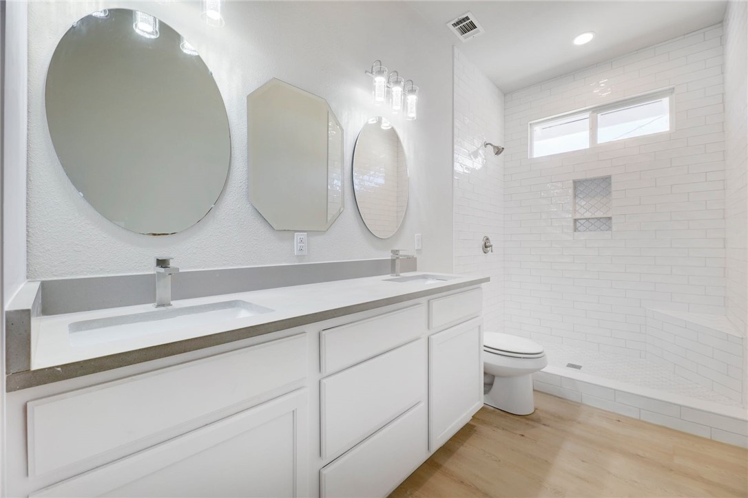 719 West 3rd Street Taylor, TX 76574 - Photo 16 of 31 Bathroom