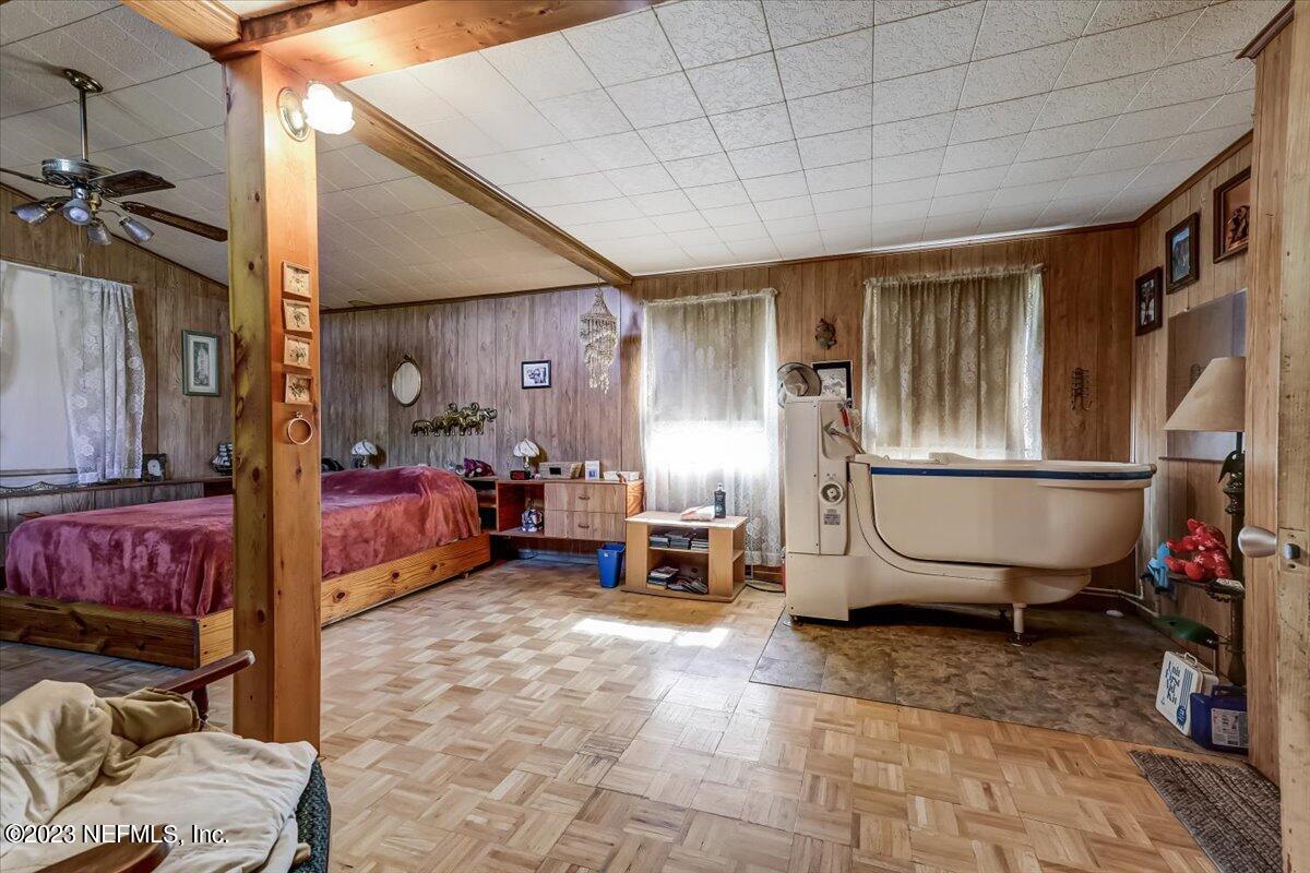 86290 Weldon Road Yulee, FL 32097 - Photo 17 of 46 a living room with furniture gym equipment and a rug