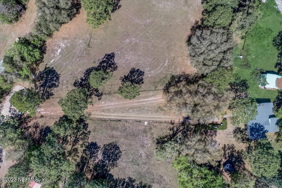 86290 Weldon Road Yulee, FL 32097 - Photo 30 of 46 a view of a yard with plants and flowers