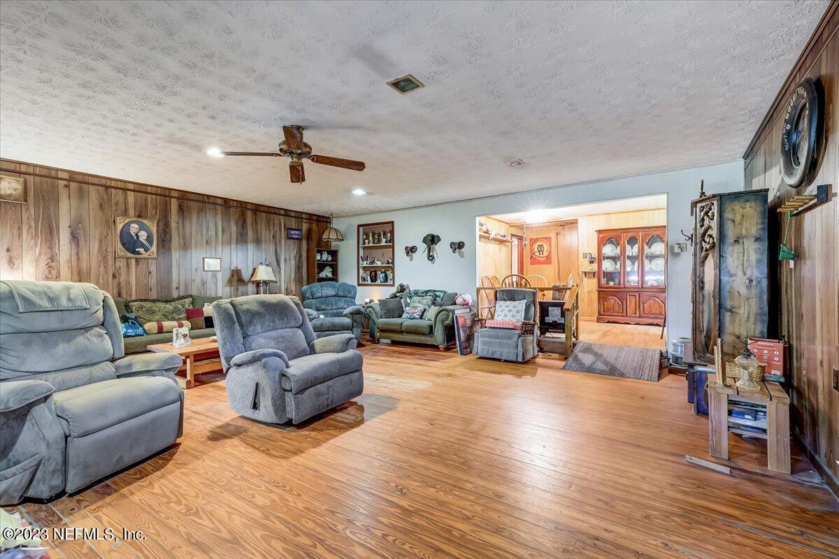86290 Weldon Road Yulee, FL 32097 - Photo 8 of 46 a living room with furniture and a flat screen tv