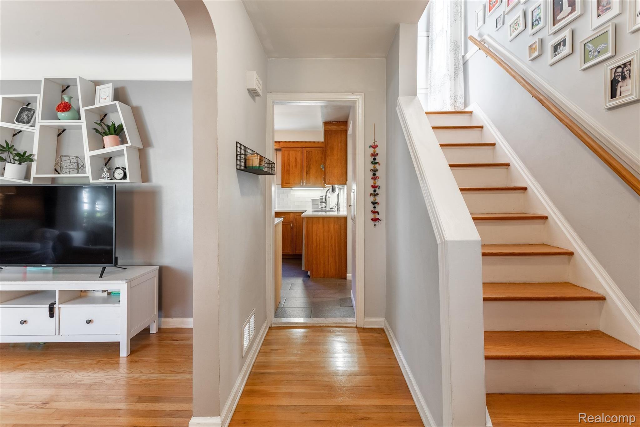 1714 Bournemouth Road Grosse Pointe, MI 48236 - Photo 3 of 16 Bournemouth-4.jpg