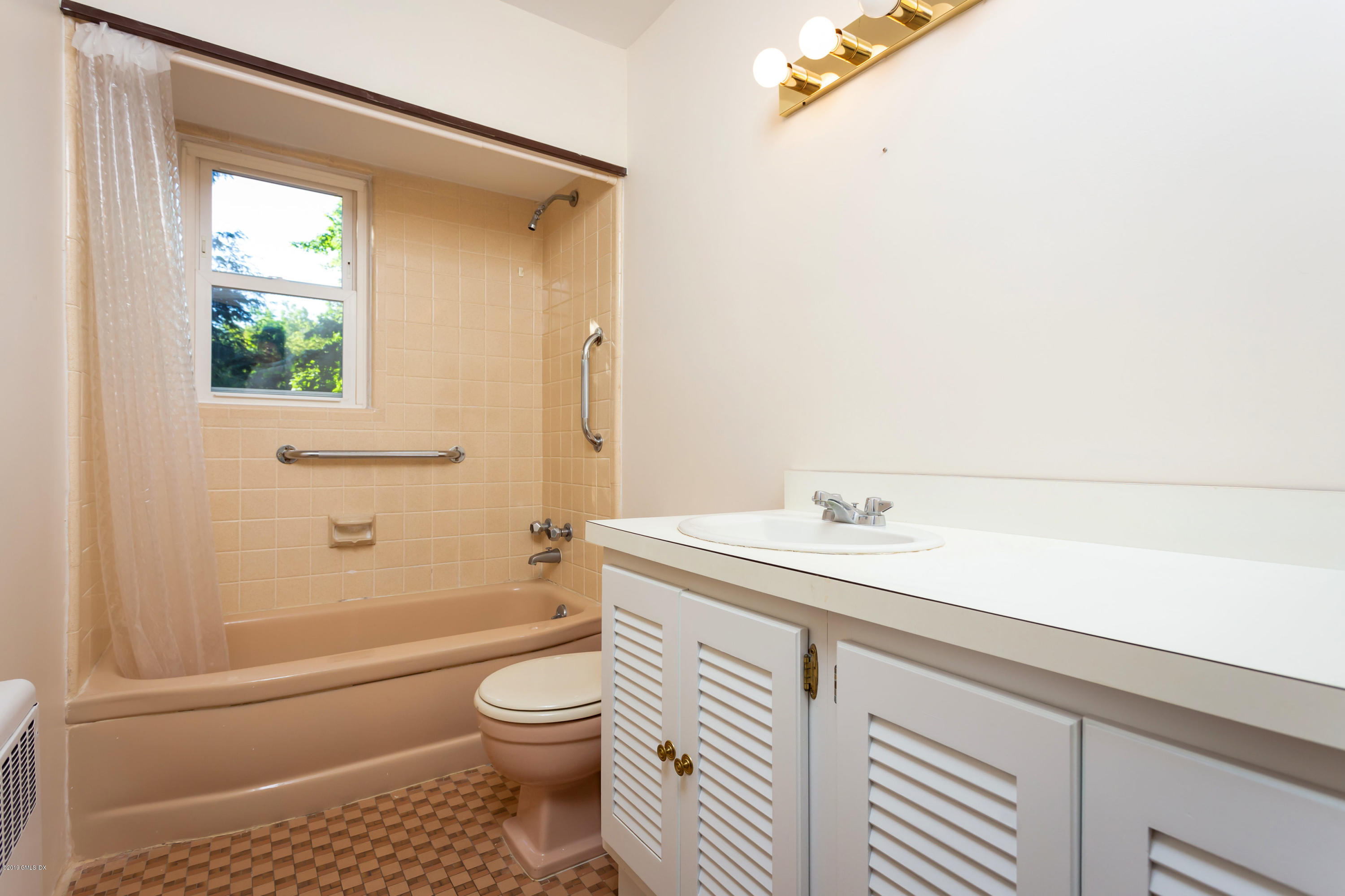 20 Silver Beech Road Riverside, CT 06878 - Photo 15 of 33 a bathroom with a sink a toilet and shower