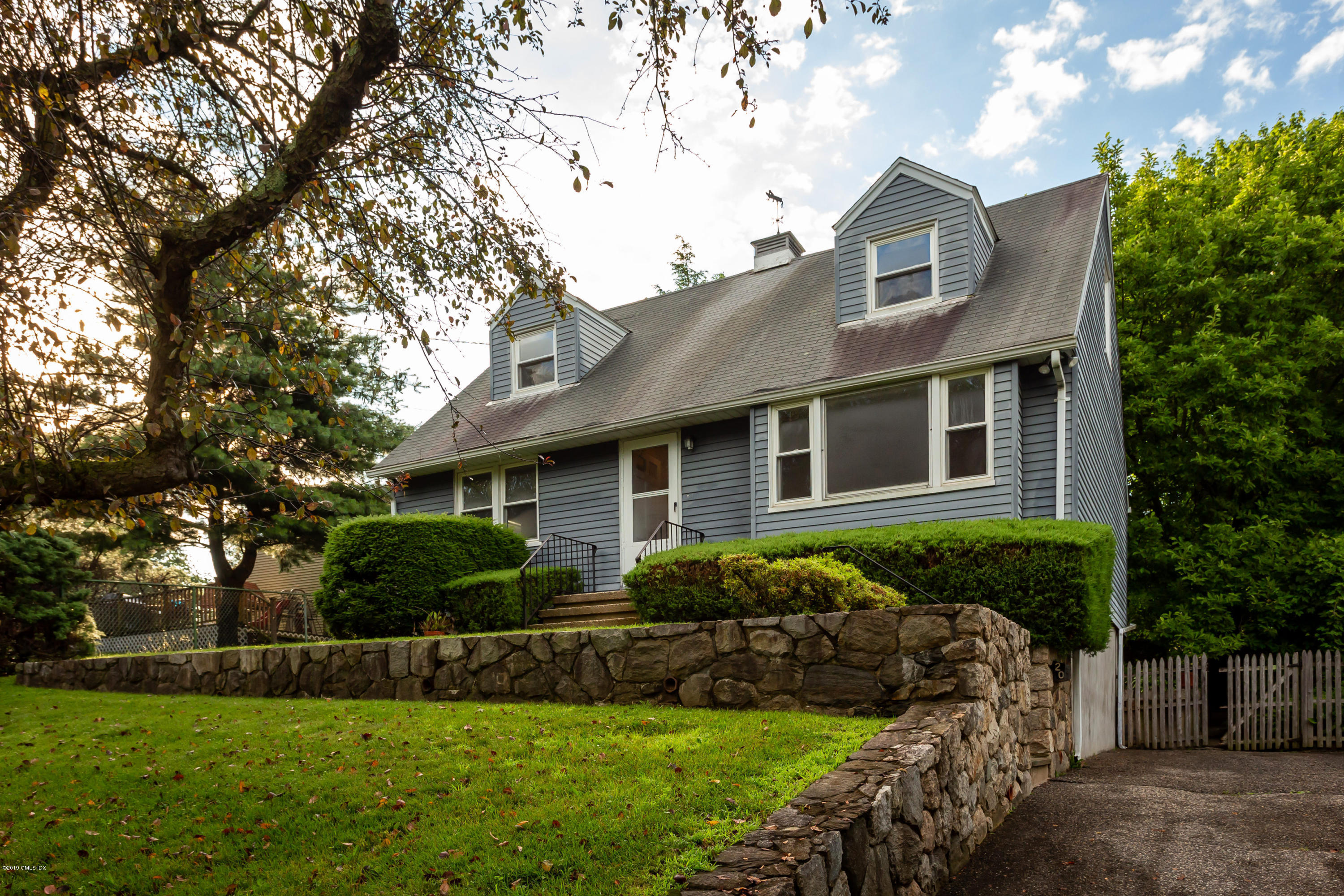 20 Silver Beech Road Riverside, CT 06878 - Photo 5 of 33 a front view of a house with a garden